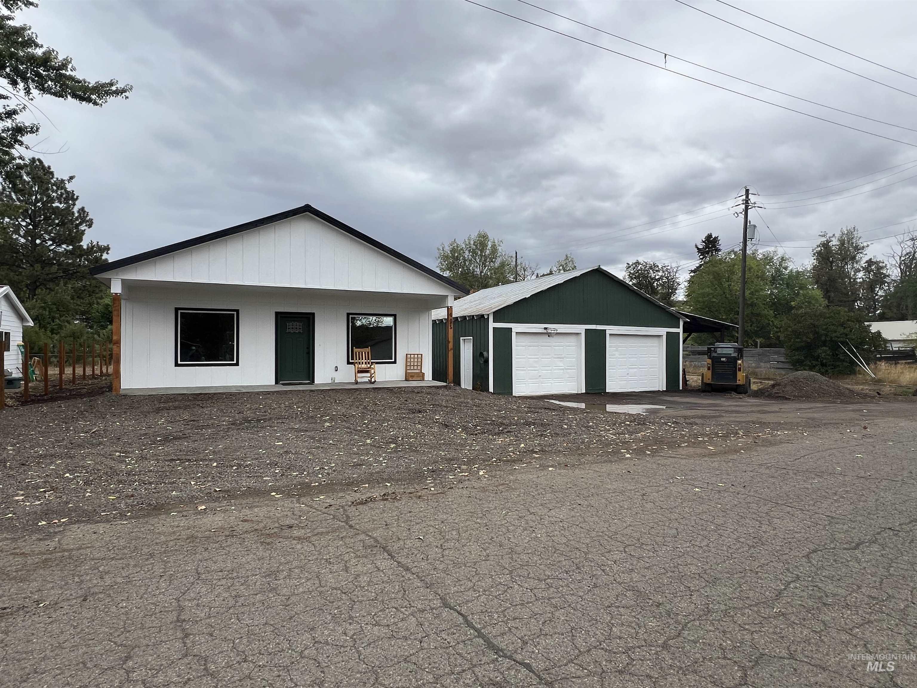 405 North Fairfield Street Council, ID 83612 - Photo 4 of 25 View of front facade with covered porch, a garage, and an outdoor structure