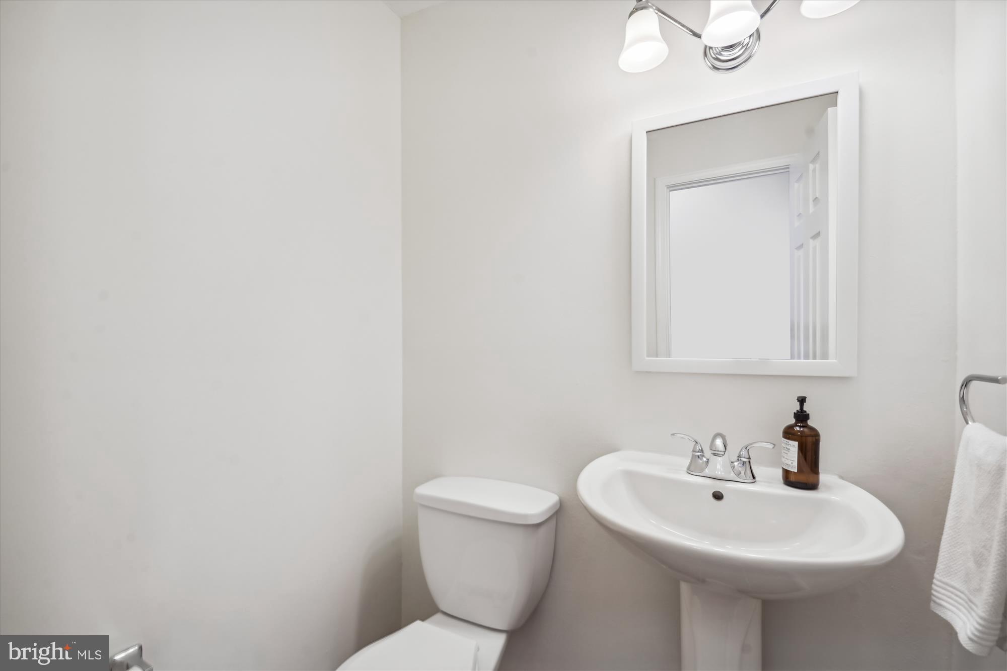 408 Talahi Road Southeast Vienna, VA 22180 - Photo 20 of 58 Main Level Powder Room