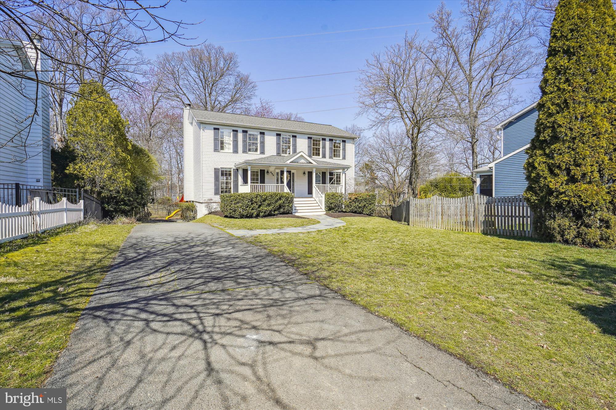 408 Talahi Road Southeast Vienna, VA 22180 - Photo 2 of 58 Flat front yard and long driveway