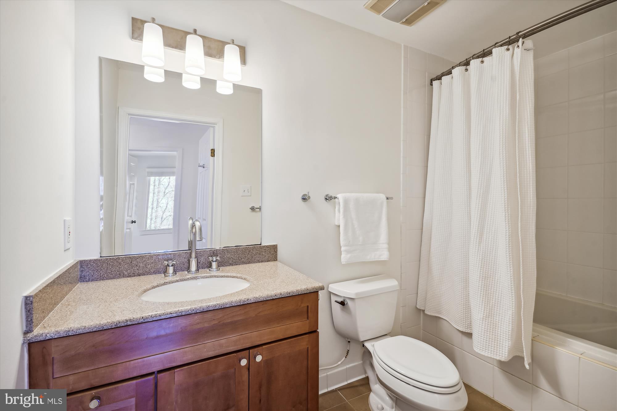 408 Talahi Road Southeast Vienna, VA 22180 - Photo 37 of 58 Hallway bath with jetted tub