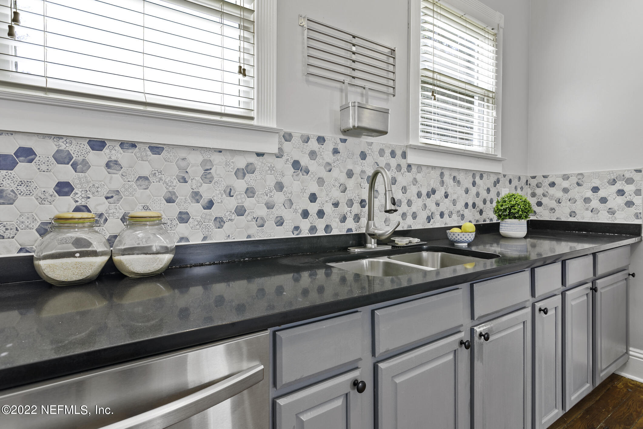 443 East 3rd Street Jacksonville, FL 32206 - Photo 18 of 38 Countertop Space GALORE!