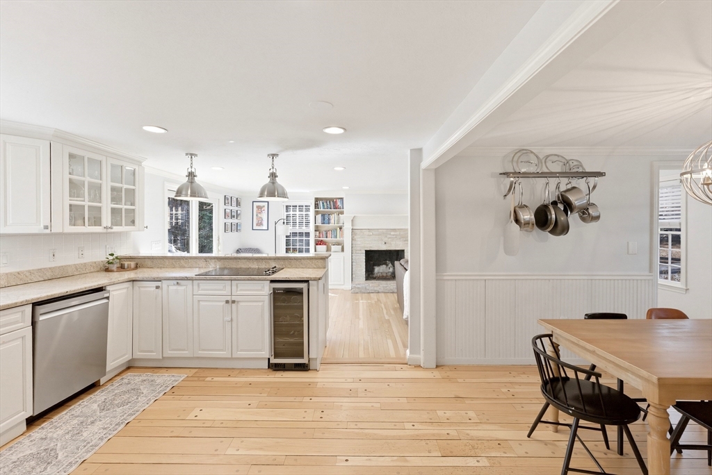 14 Minuteman Road Hingham, MA 02043 - Photo 4 of 32