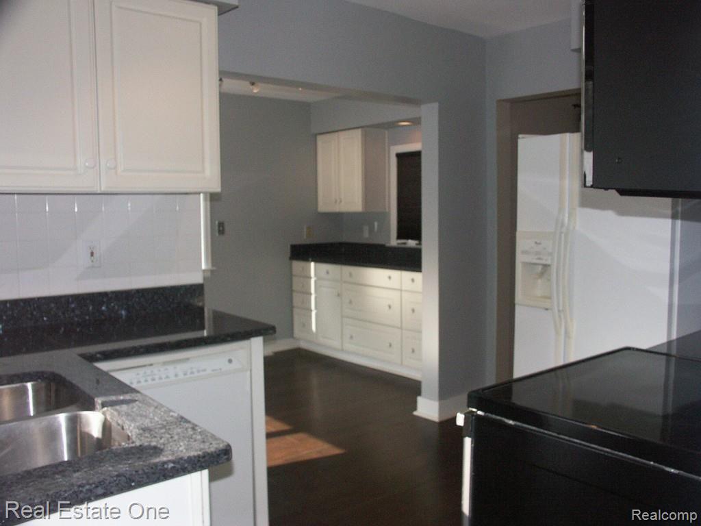 6233 Waldon Road Clarkston, MI 48346 - Photo 14 of 41 appliances included