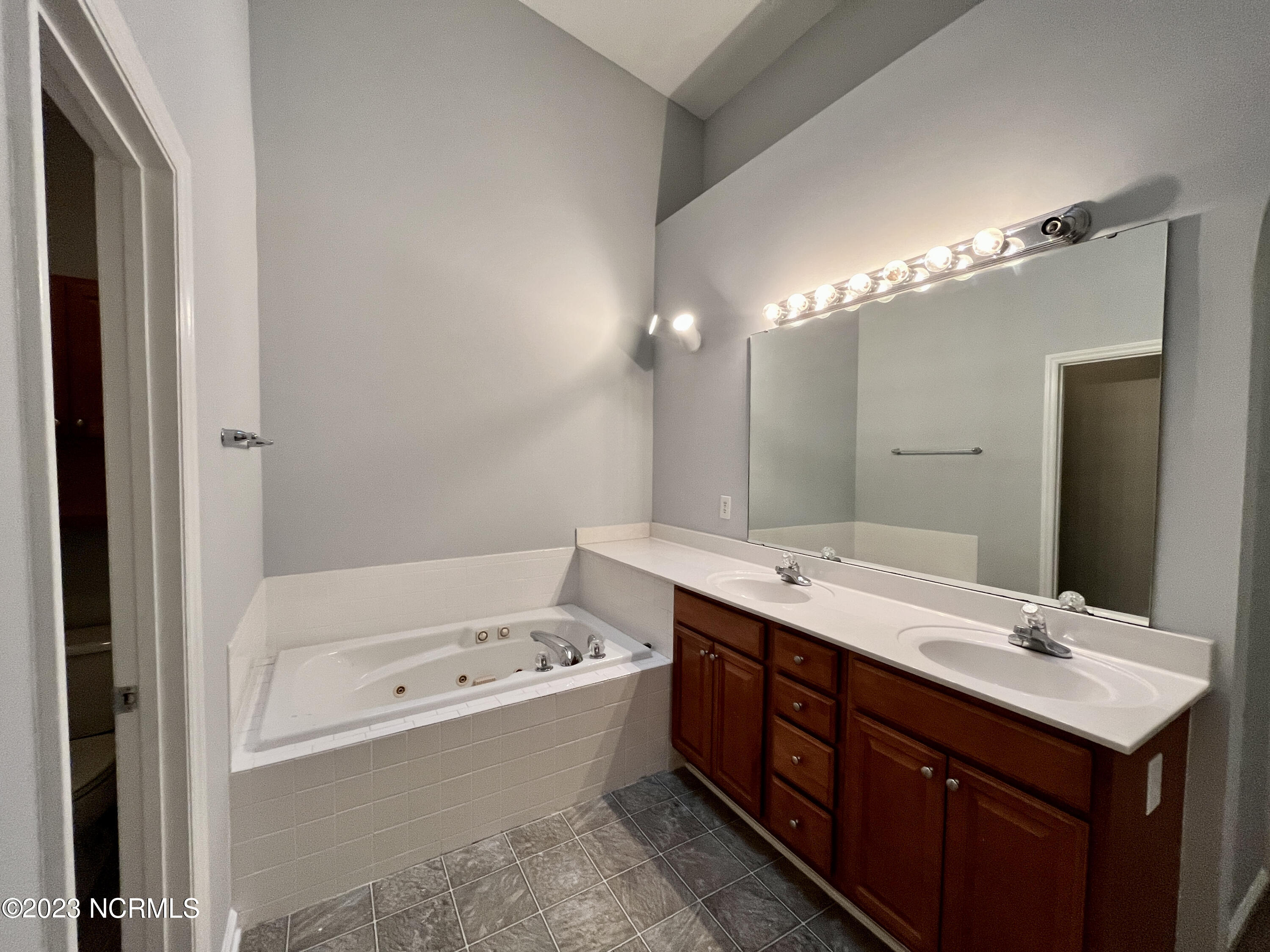 1129 Turtle Creek Road, Unit G Greenville, NC 27858 - Photo 31 of 42 primary bathroom