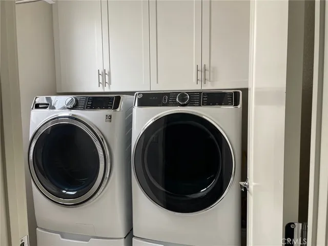 a close up view of a washer and dryer