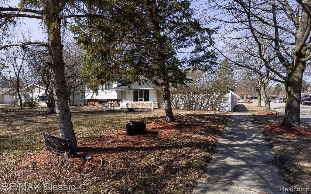 17853 Middlebelt Road Livonia, MI 48152 - Photo 18 of 18 Large Fenced Lot
