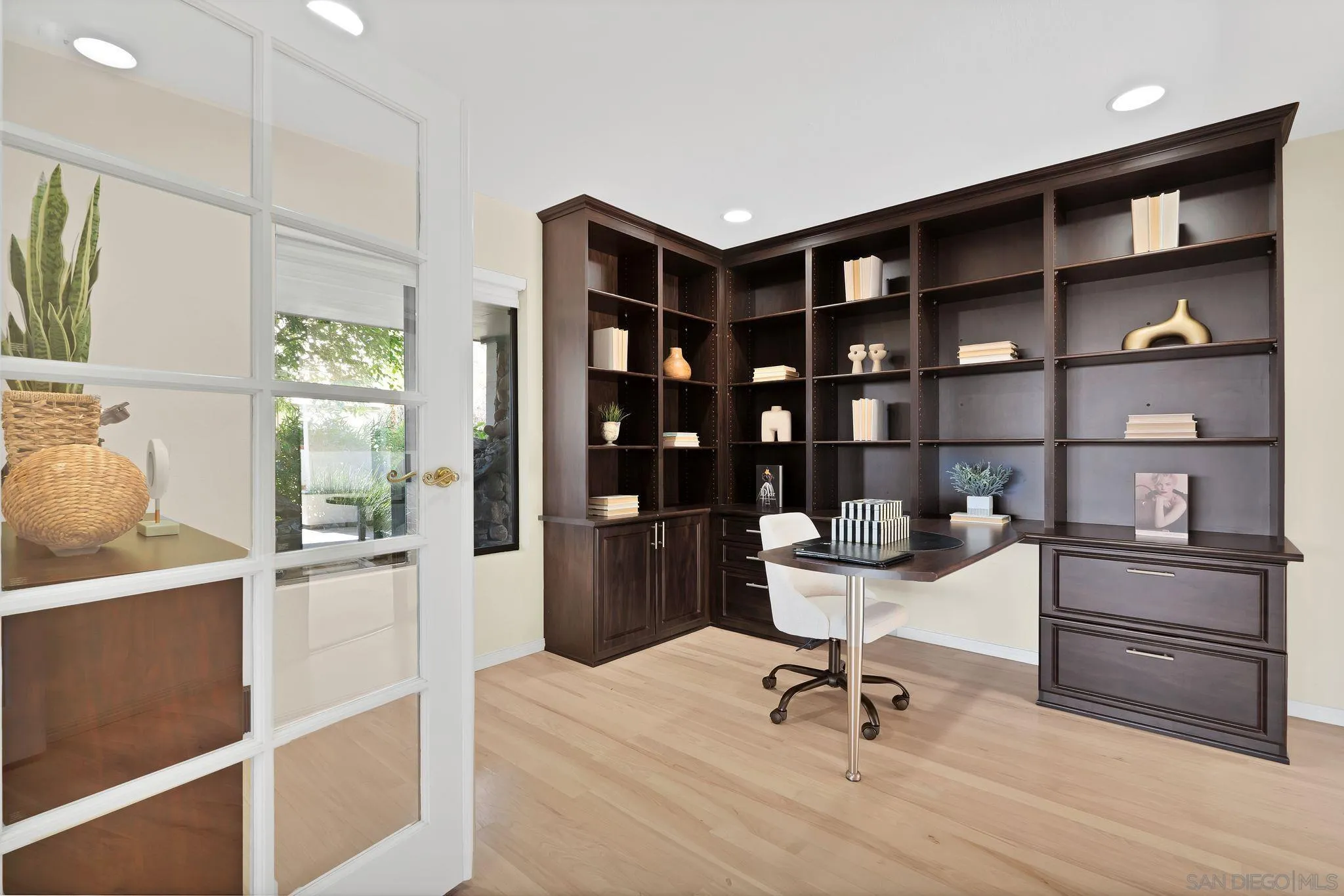 560 Torrey Point Road Del Mar, CA 92014 - Photo 20 of 35 a workspace with furniture