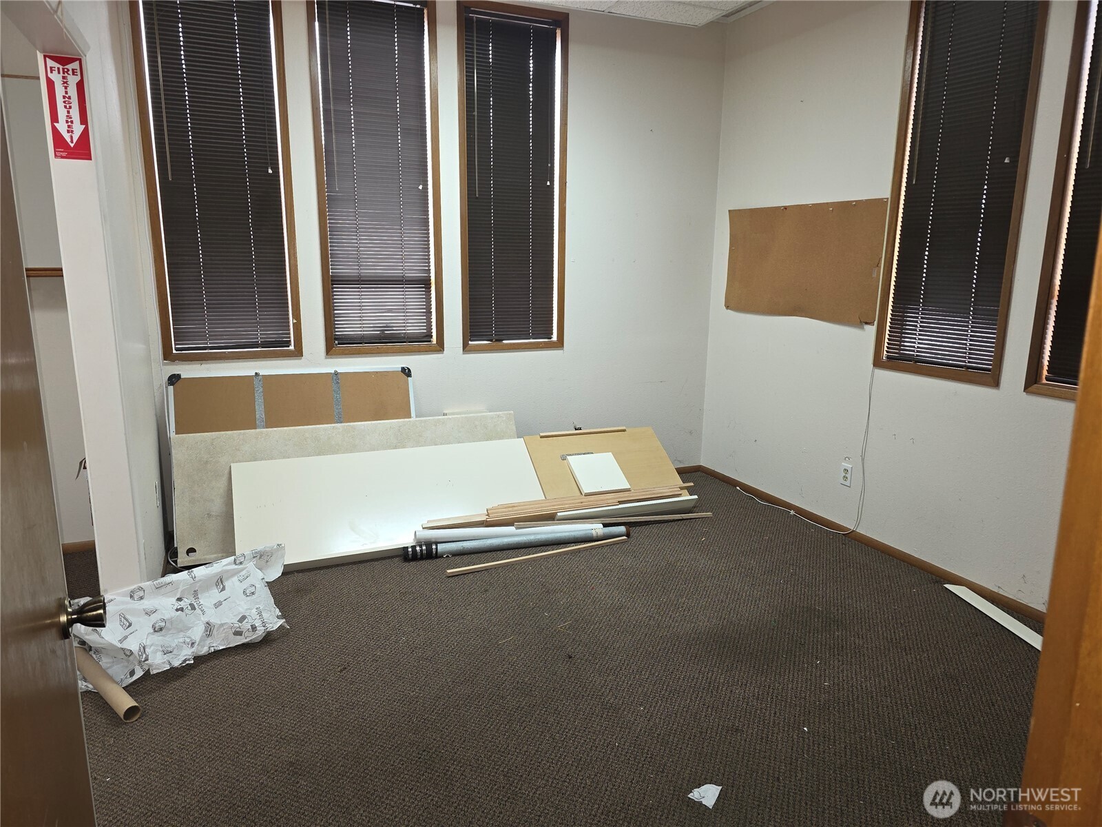 206 East Casino Road, Unit 5 Everett, WA 98208 - Photo 8 of 10 a room with a couch and a window