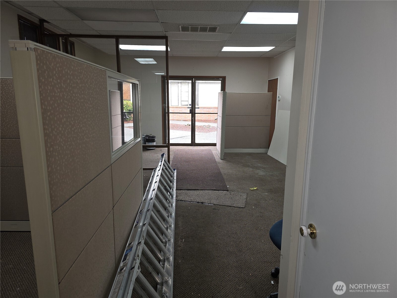206 East Casino Road, Unit 5 Everett, WA 98208 - Photo 10 of 10 a view of hallway with windows