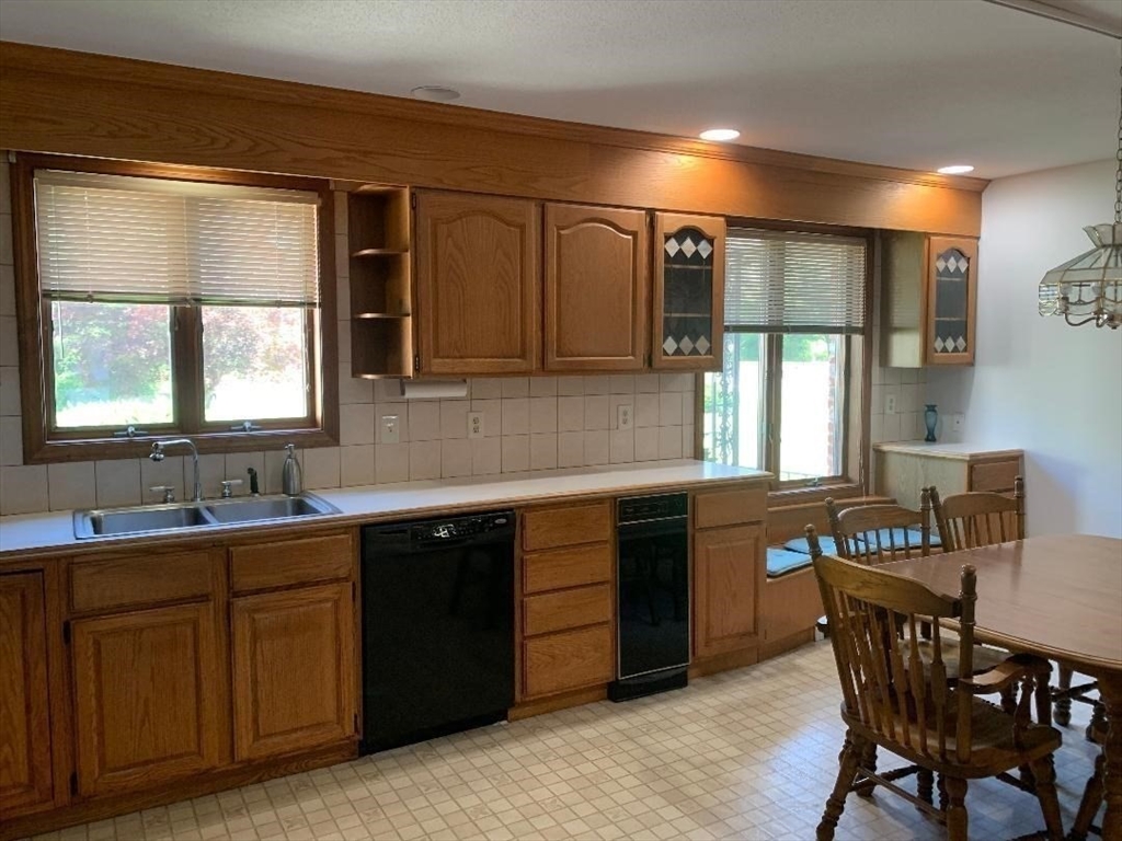 53 Hampden Road East Longmeadow, MA 01028 - Photo 9 of 41