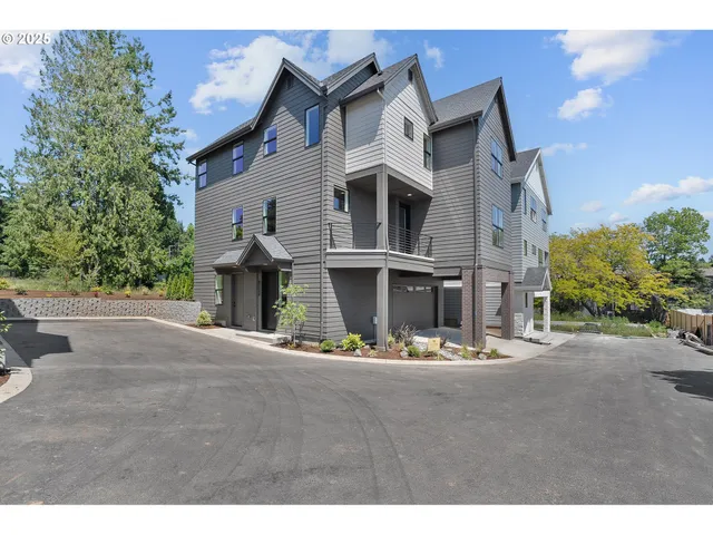 $954,860 | 6026 Southwest 18th Drive, Portland, OR 97239