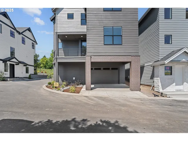 $954,860 | 6026 Southwest 18th Drive, Portland, OR 97239
