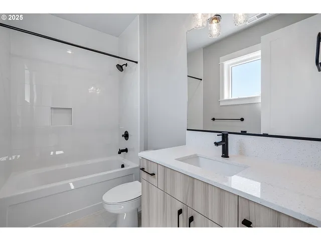 $954,860 | 6026 Southwest 18th Drive, Portland, OR 97239