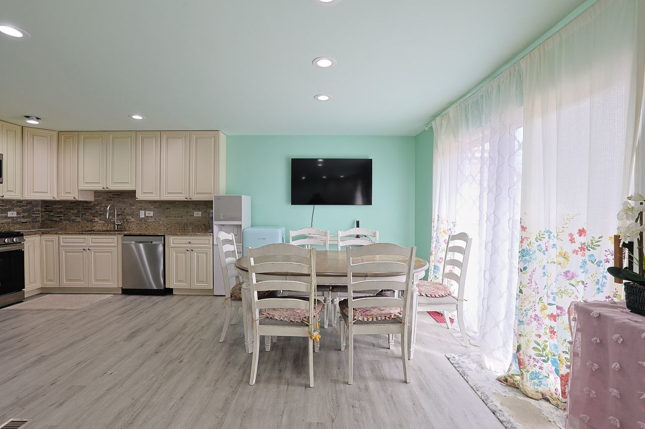 1803 Koehling Road Northbrook, IL 60062 - Photo 7 of 24