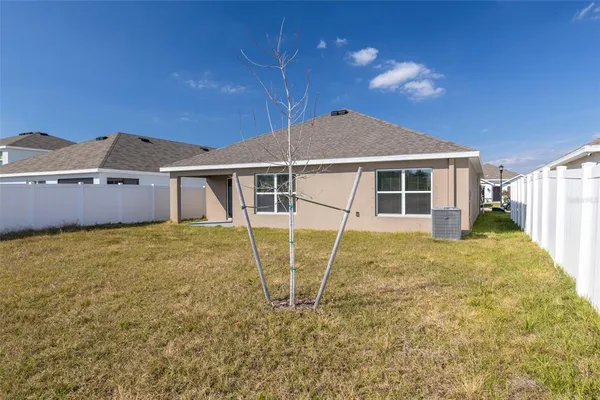 a view of a house with backyard