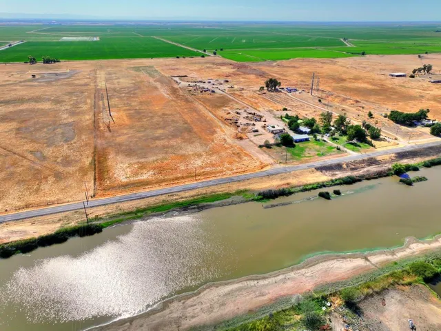 a view of a lake from a yard