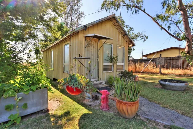 a view of a backyard that has plants and a garden