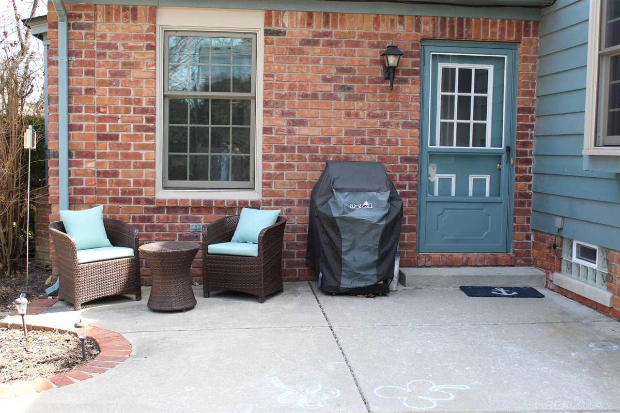 988 Roslyn Road Grosse Pointe, MI 48236 - Photo 31 of 33 31343406-30.JPG
