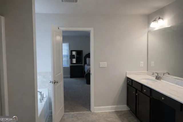 a en suite bathroom with a sink and a mirror