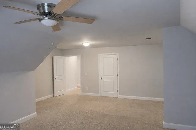 en empty room with ceiling fan
