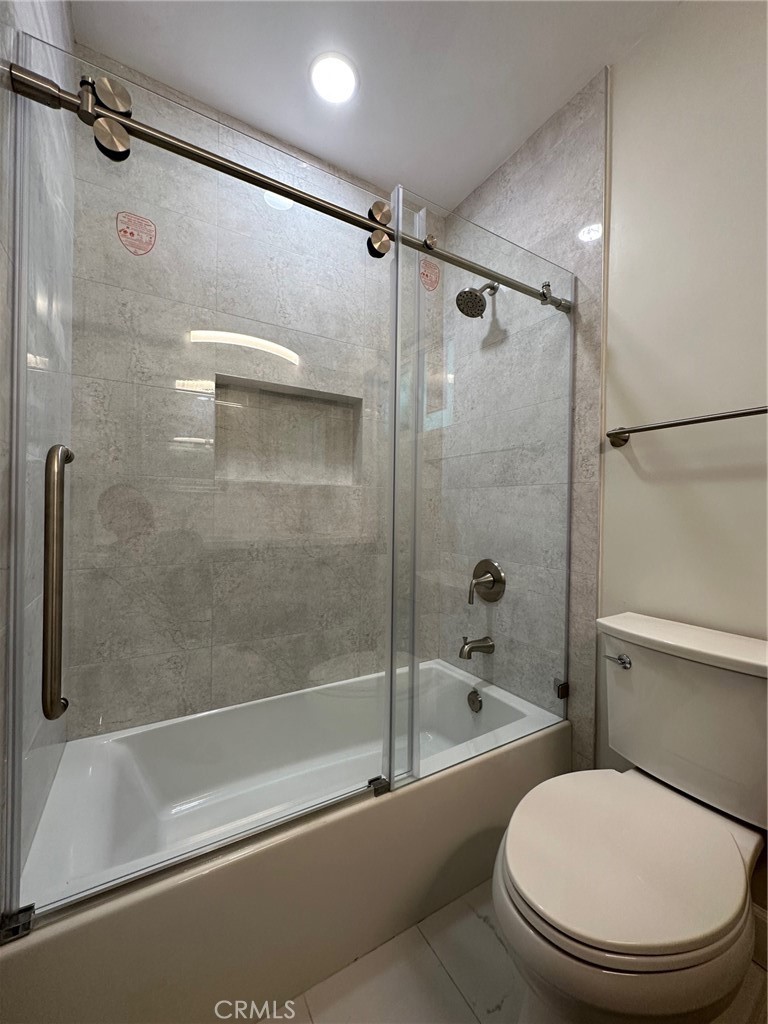 260 Linda Rosa Avenue, Unit 6 Pasadena, CA 91107 - Photo 8 of 12 a bathroom with a toilet and a bathtub