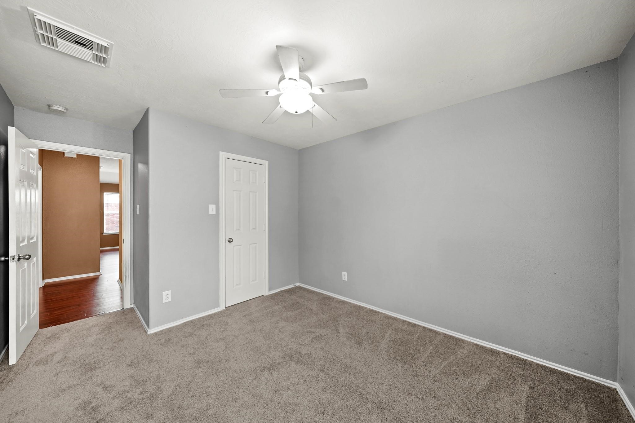 2813 Waterside Trail Pearland, TX 77584 - Photo 21 of 25 an empty room with closet and a chandelier fan