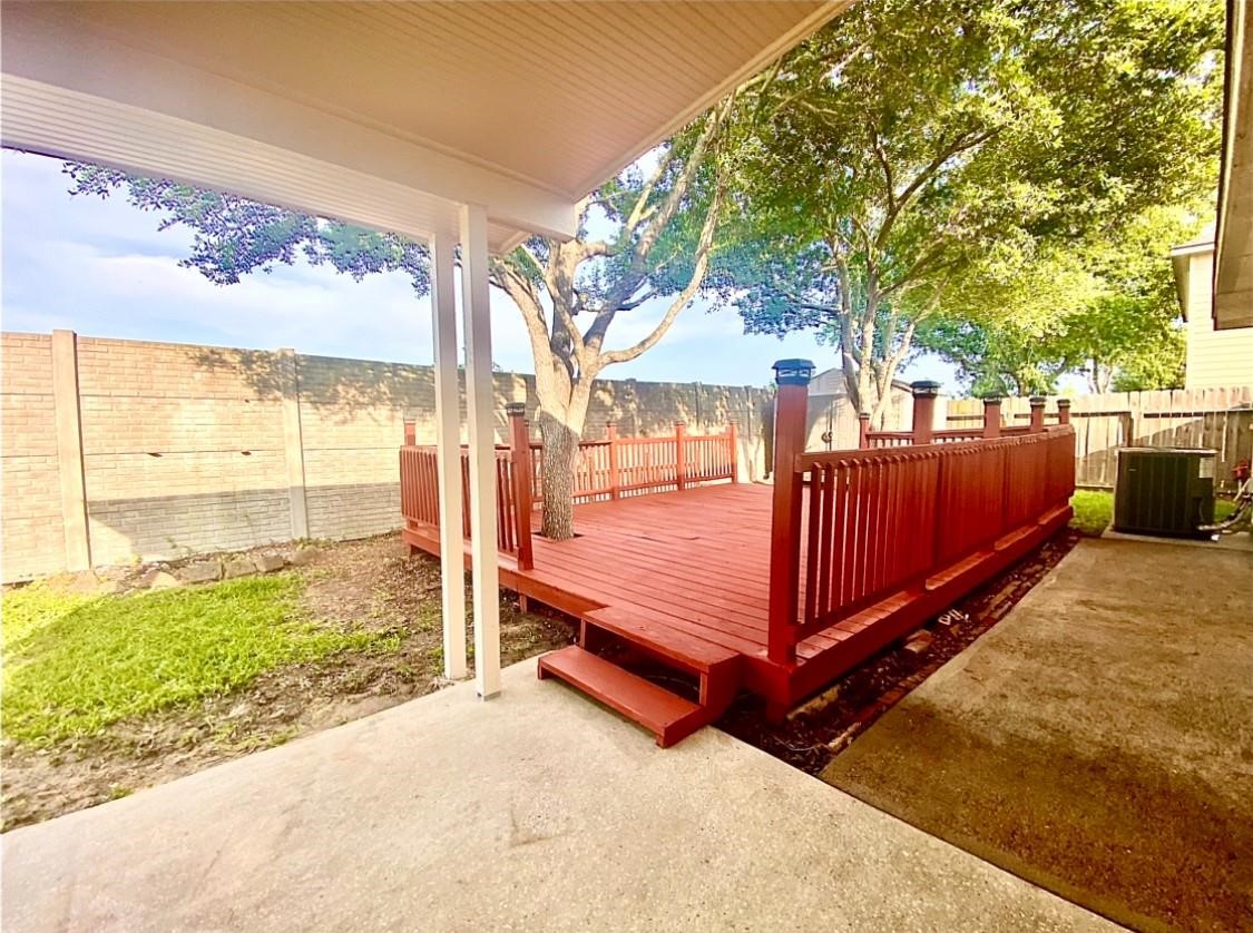 2813 Waterside Trail Pearland, TX 77584 - Photo 22 of 25 a view of a backyard with a large tree