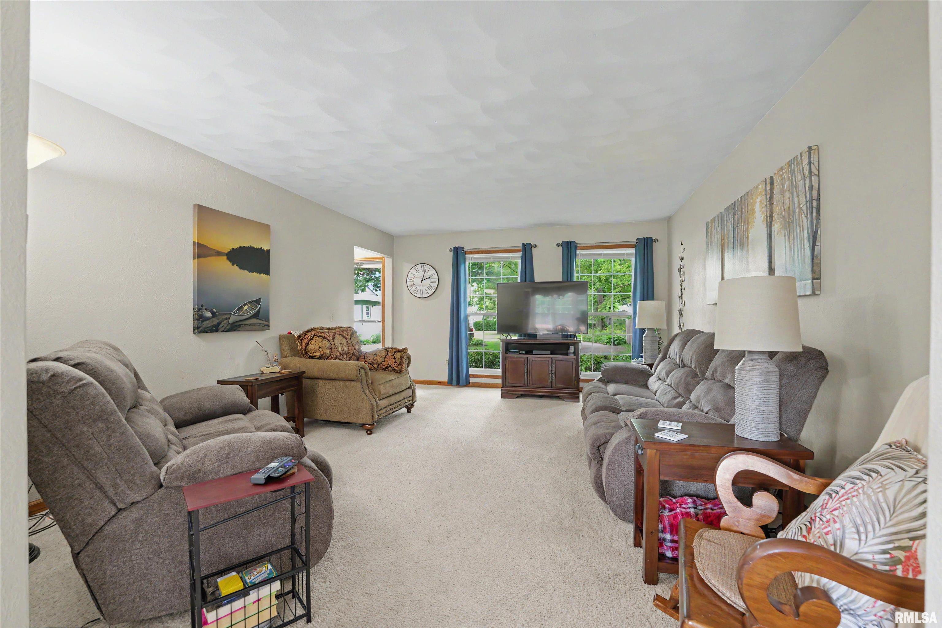 213 Woodlawn Road Lincoln, IL 62656 - Photo 3 of 36
