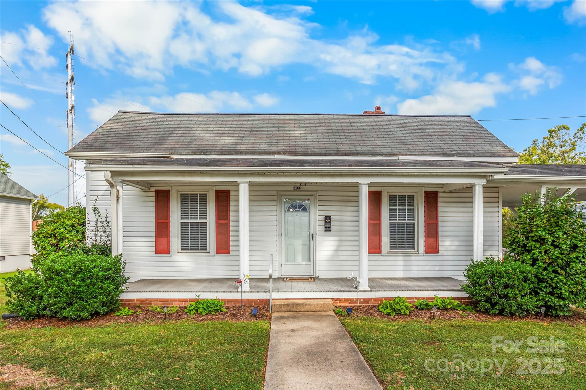 304 South Walnut Street Kannapolis, NC 28081 - Photo 1 of 32 front view of house with a yard