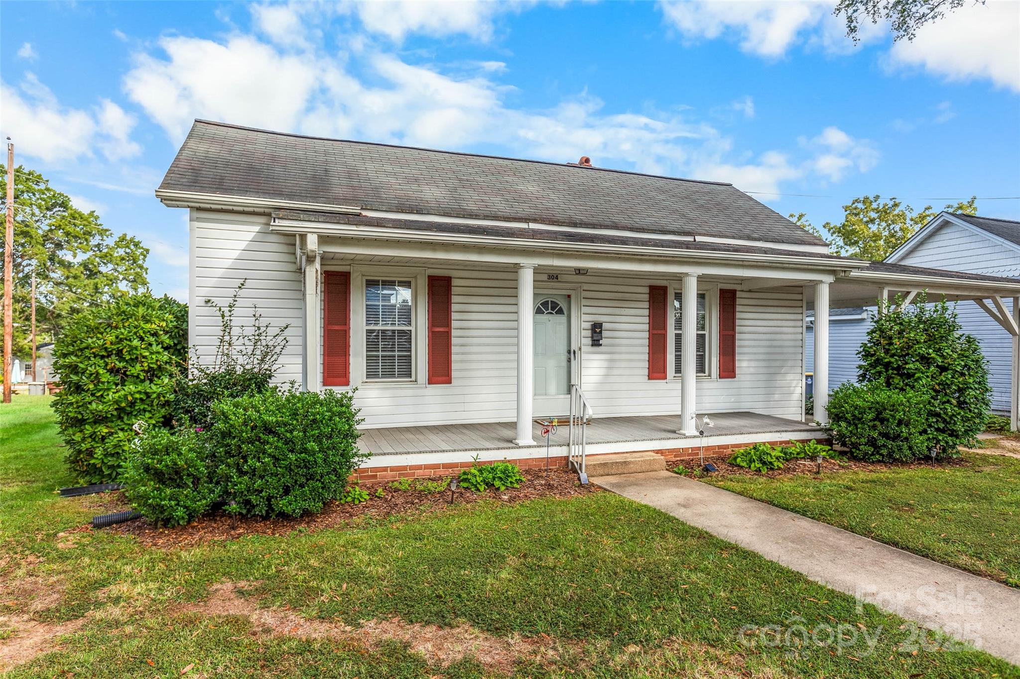 304 South Walnut Street Kannapolis, NC 28081 - Photo 2 of 32 front view of a house with a yard