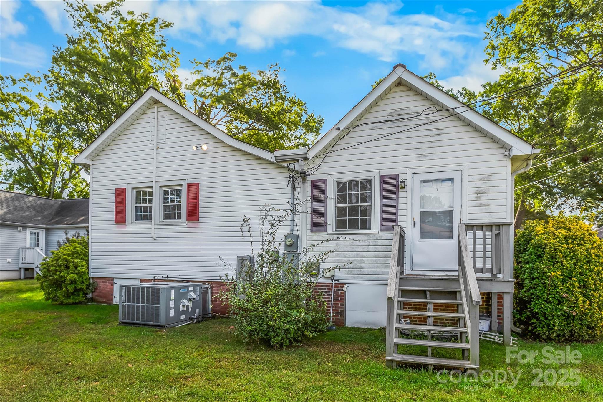 304 South Walnut Street Kannapolis, NC 28081 - Photo 26 of 32 a front view of a house with a garden