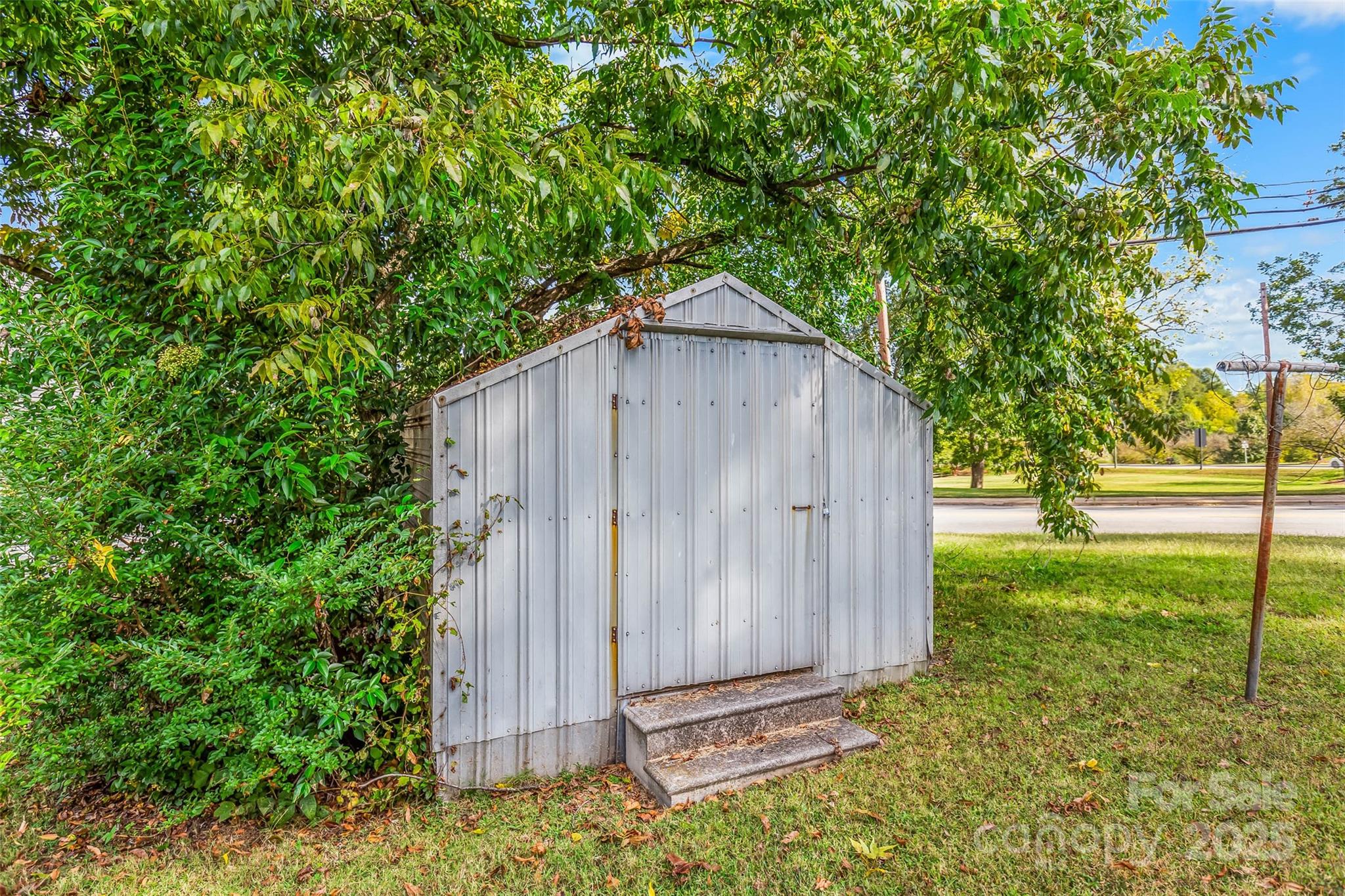 304 South Walnut Street Kannapolis, NC 28081 - Photo 30 of 32 a backyard of a house with lots of green space