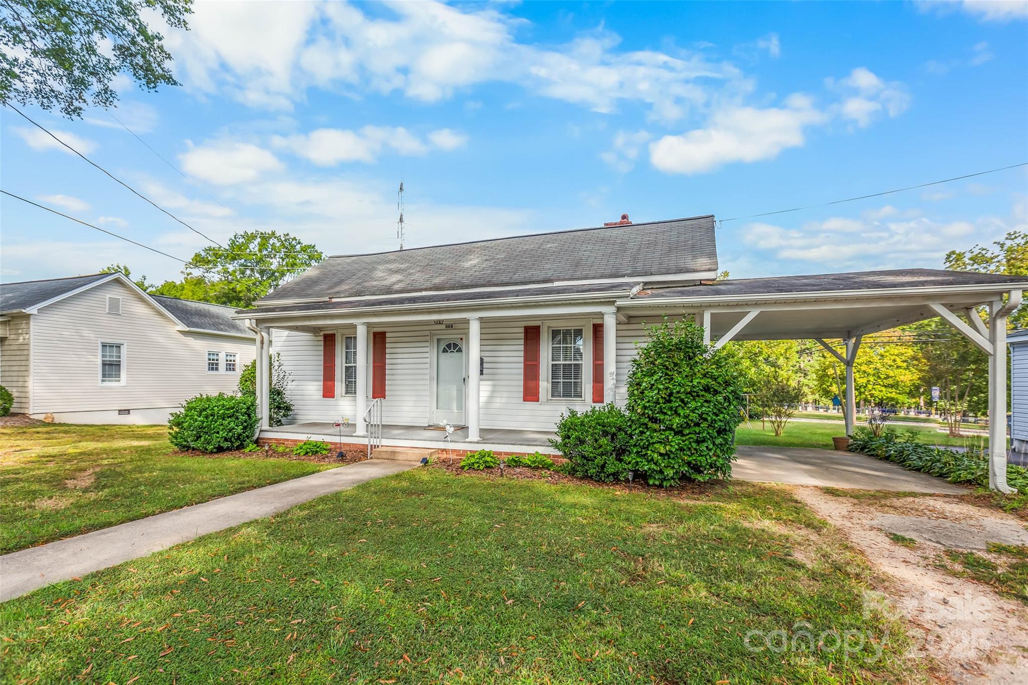 304 South Walnut Street Kannapolis, NC 28081 - Photo 3 of 32 a front view of house with yard and green space