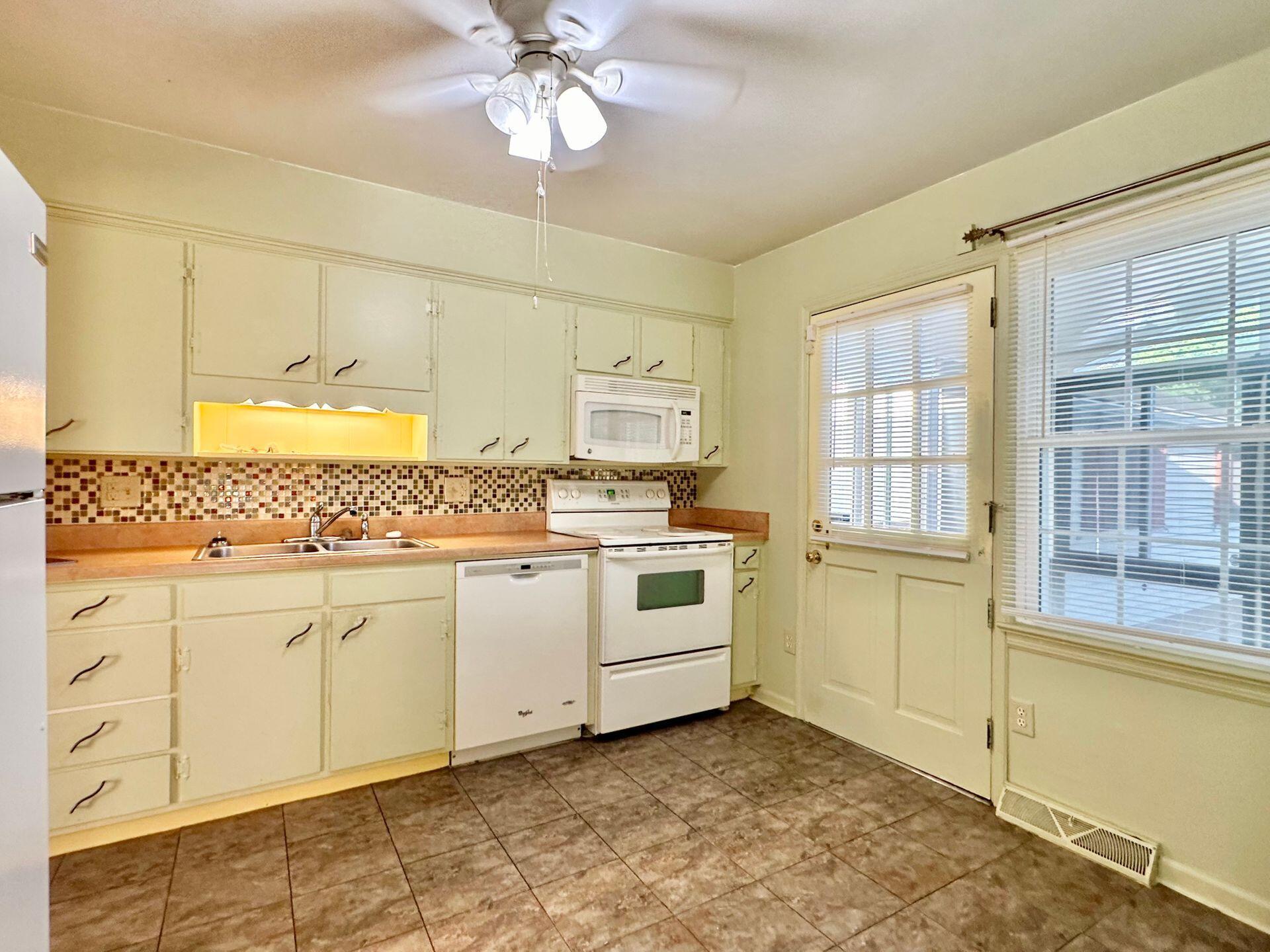 2313 Carter Road Southwest Roanoke, VA 24015 - Photo 15 of 66 Fully Equipped Kitchen
