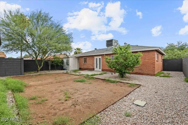 a view of a house with backyard and trees