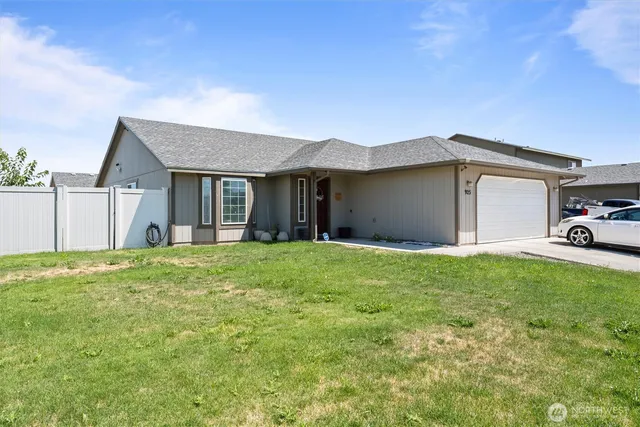 a view of a house with backyard