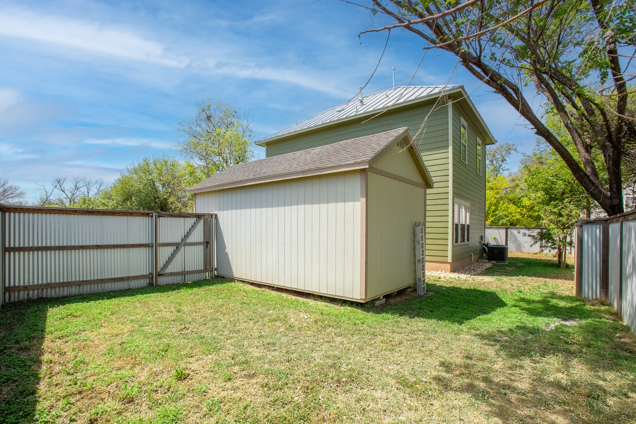 914 Bret Lane Austin, TX 78721 - Photo 28 of 33 Rear of workshop with side yard