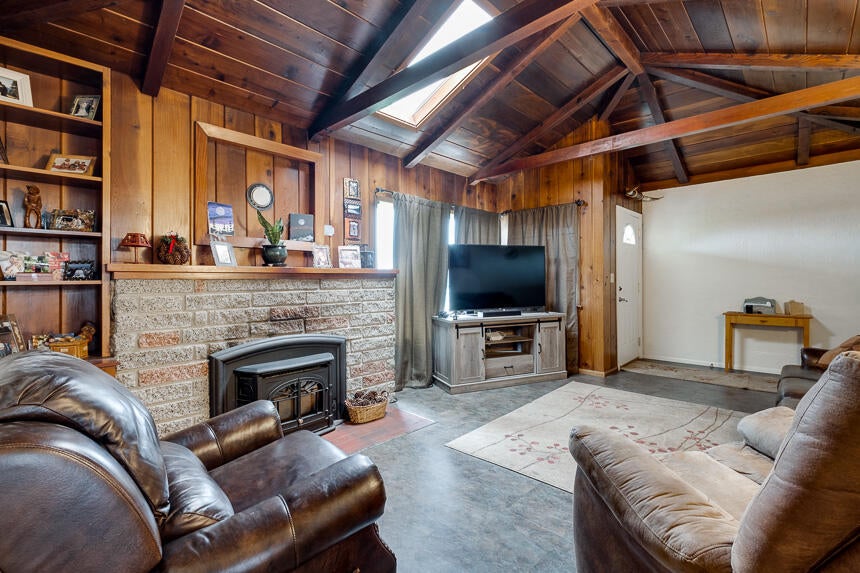 6942 Table Rock Road Medford, OR 97502 - Photo 8 of 31 6942 Table Rock-8