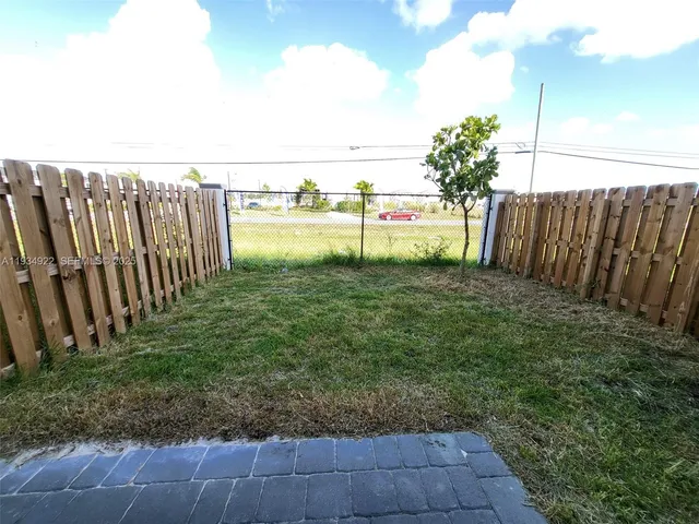 a view of a back yard