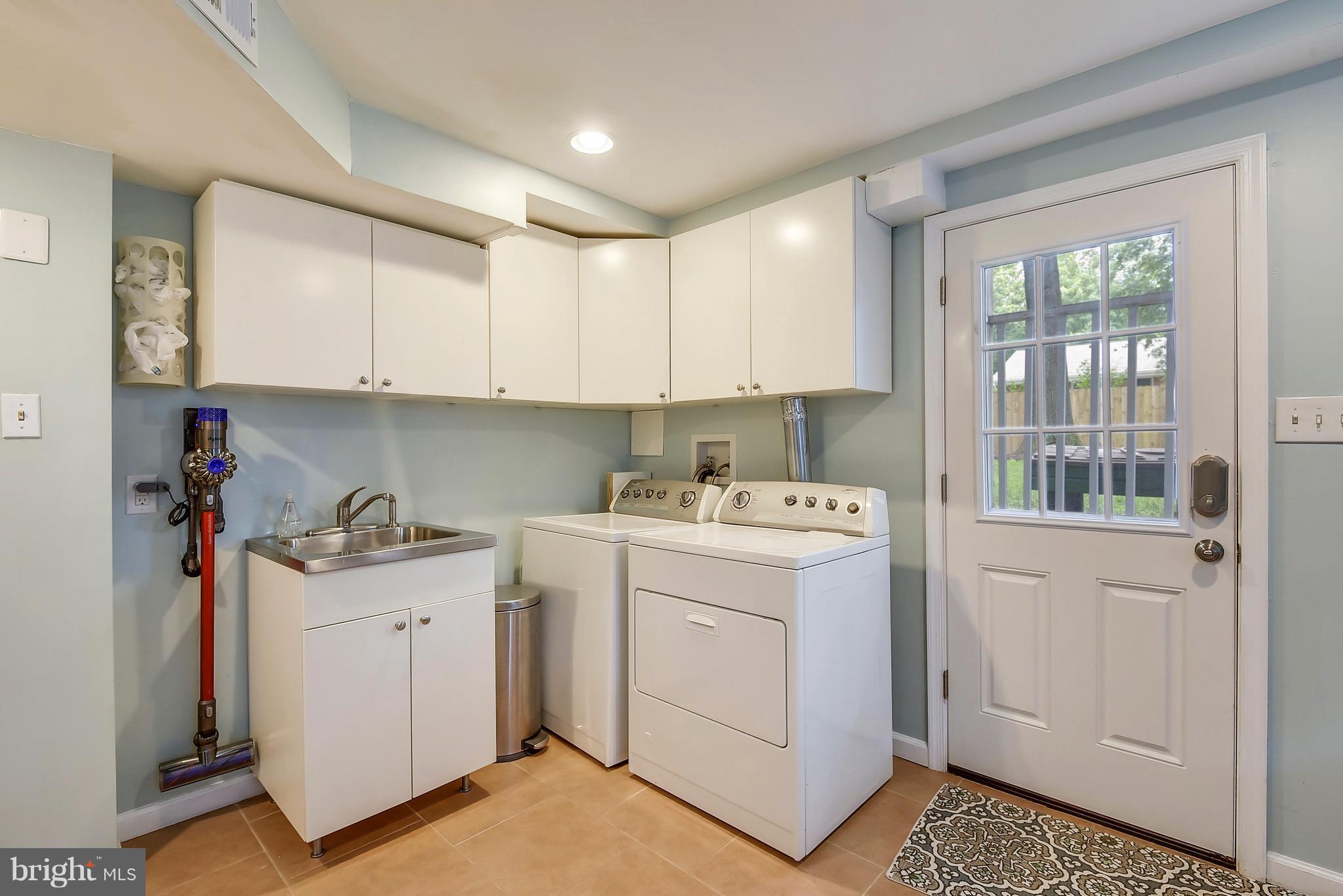 8420 Crown Place Alexandria, VA 22308 - Photo 17 of 30 Laundry