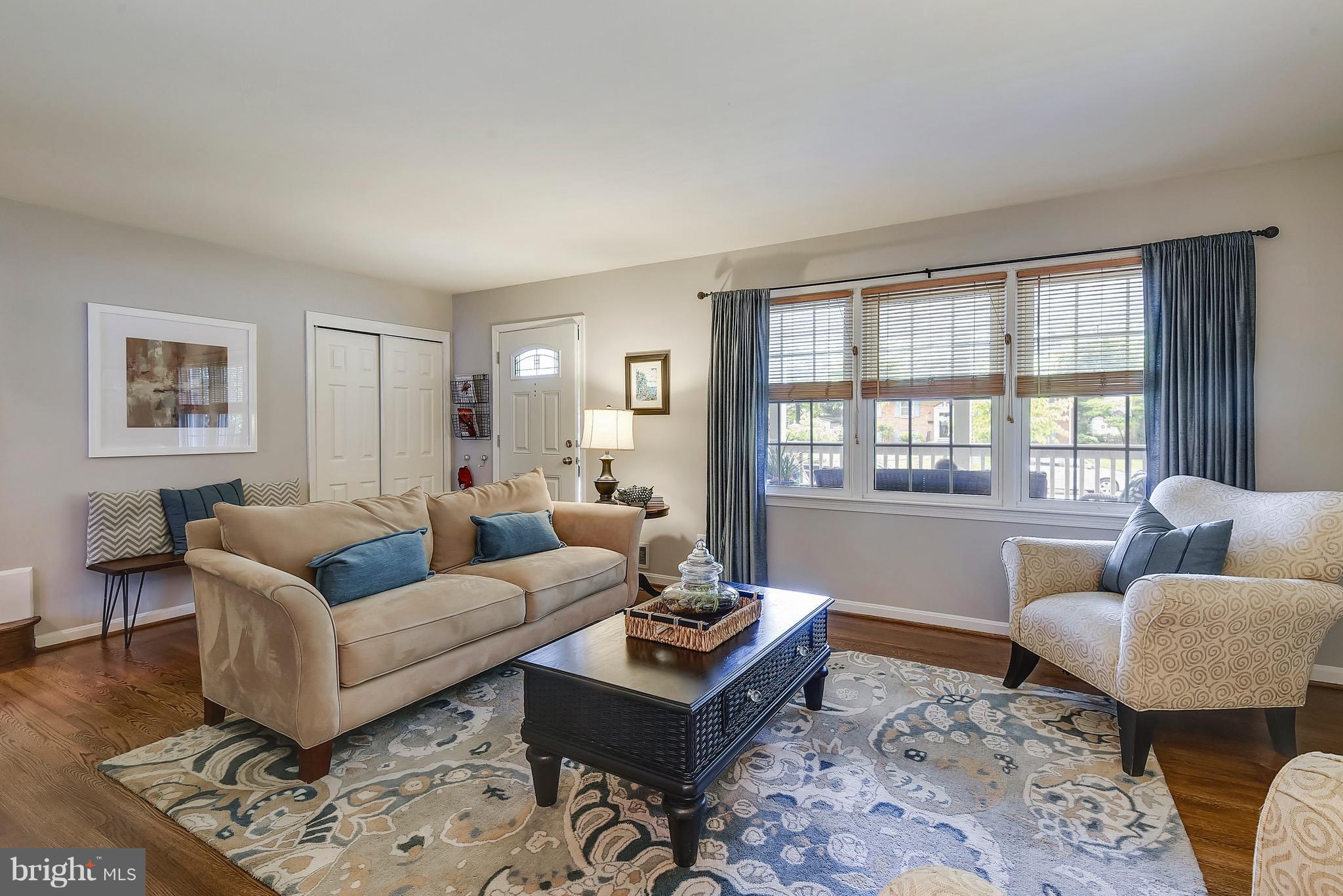 8420 Crown Place Alexandria, VA 22308 - Photo 3 of 30 Living Room