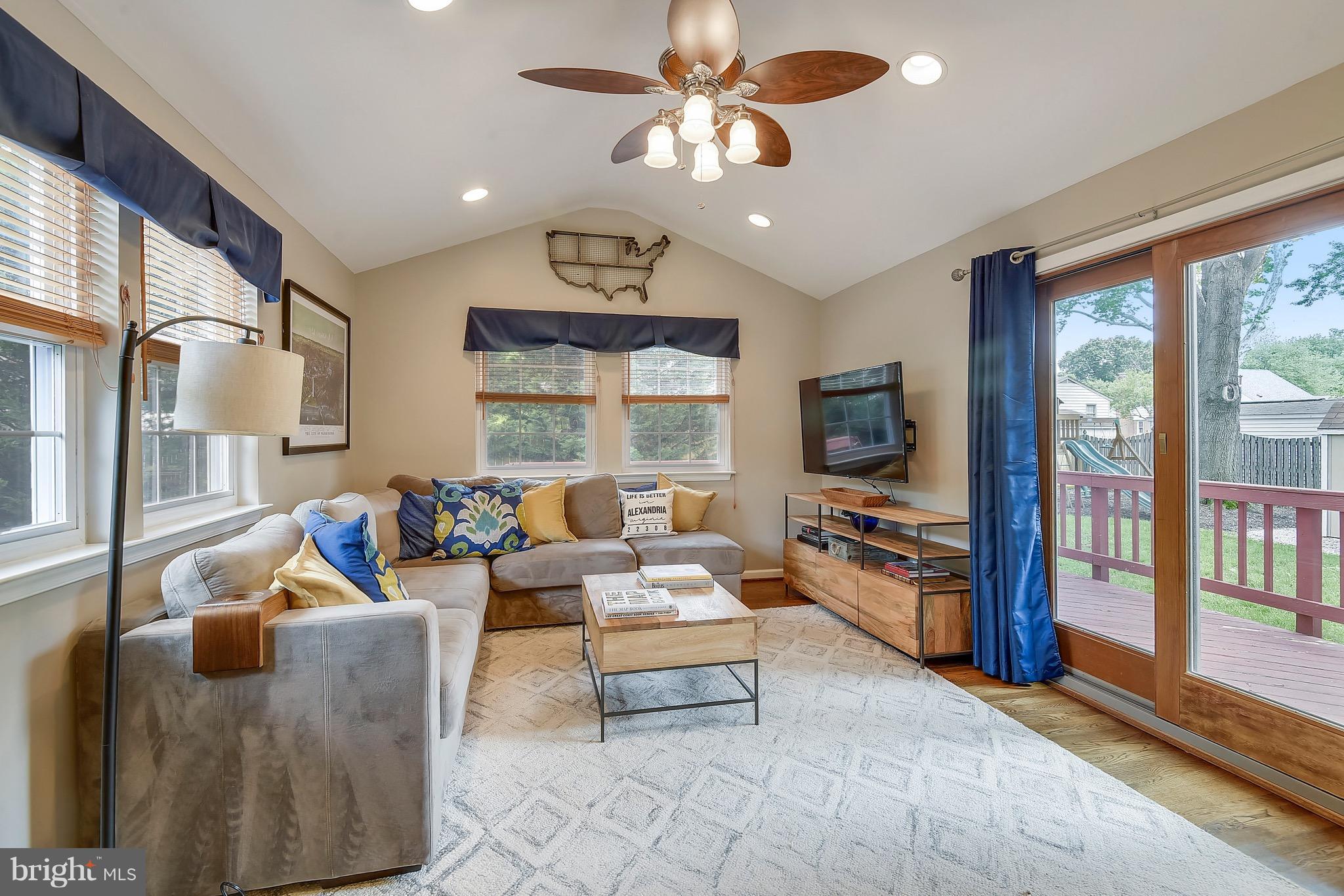 8420 Crown Place Alexandria, VA 22308 - Photo 6 of 30 Living Room