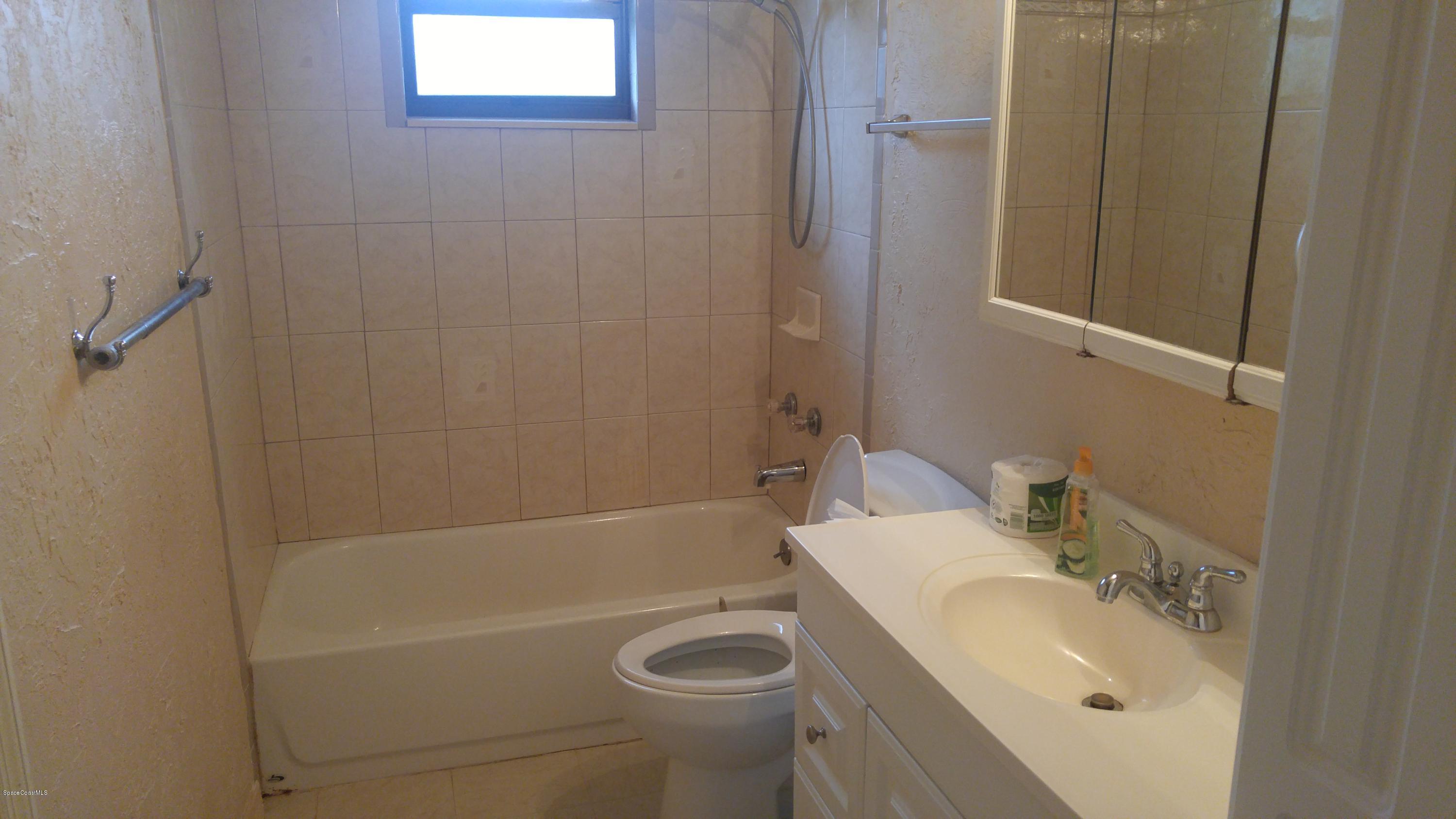 349 Warner Road Southwest Palm Bay, FL 32908 - Photo 11 of 14 Warner bath (2)