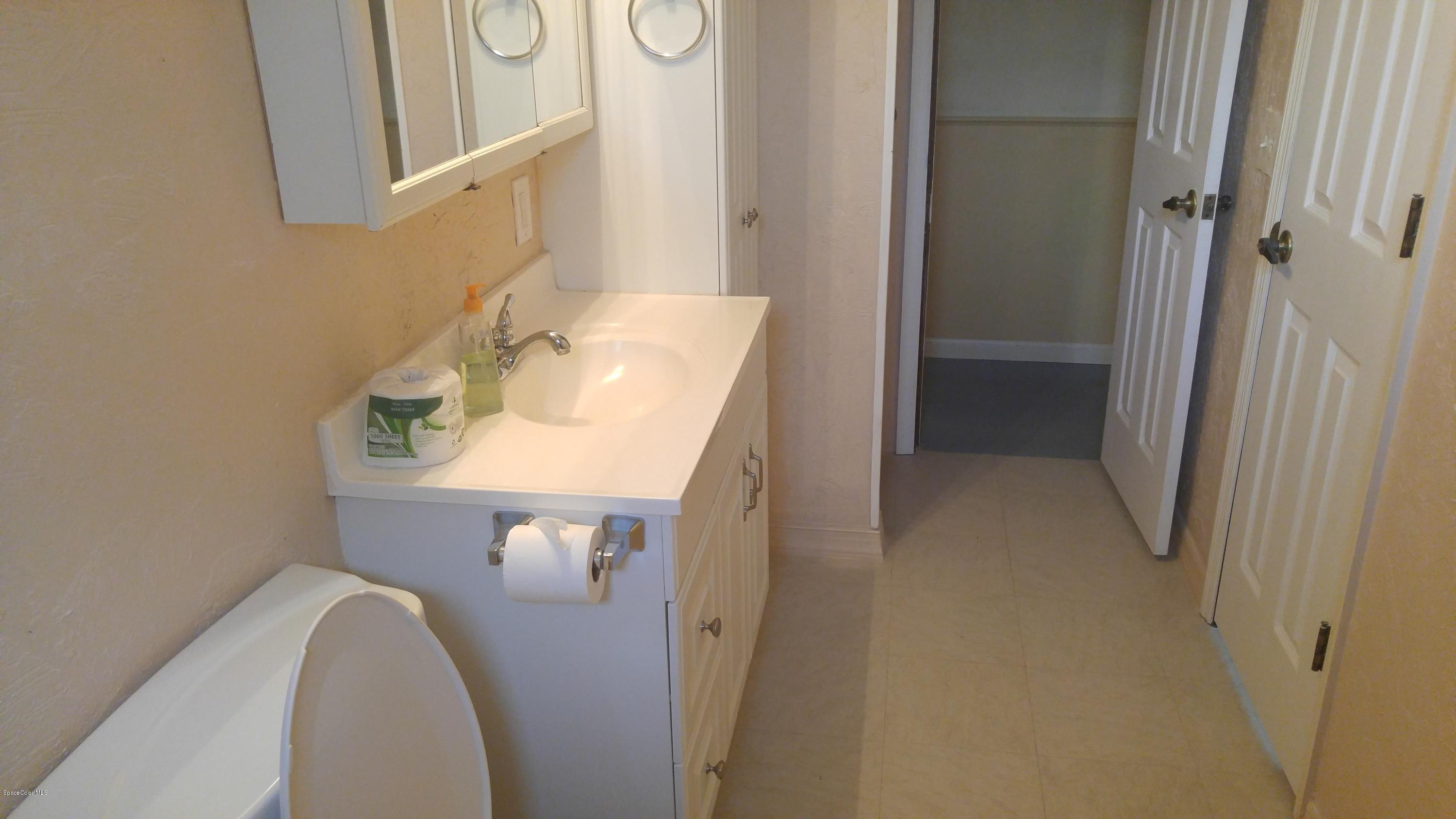 349 Warner Road Southwest Palm Bay, FL 32908 - Photo 10 of 14 Warner bath b (2)