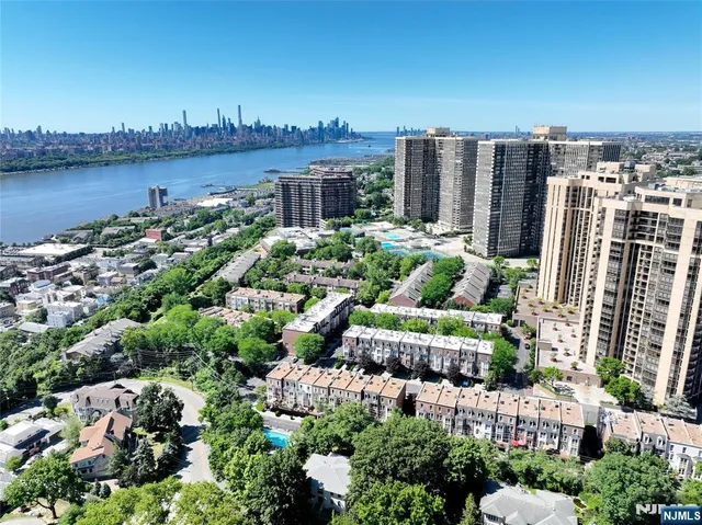 $2,700 | 300 Winston Drive, Unit 2906, Cliffside Park, NJ 07010