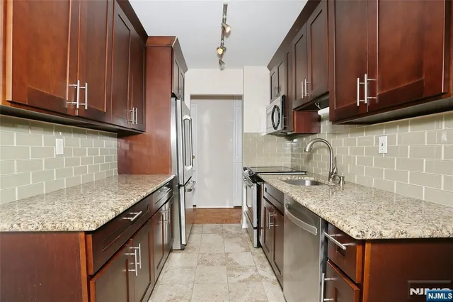 $2,700 | 300 Winston Drive, Unit 2906, Cliffside Park, NJ 07010