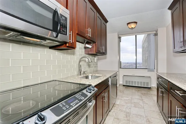 $2,700 | 300 Winston Drive, Unit 2906, Cliffside Park, NJ 07010
