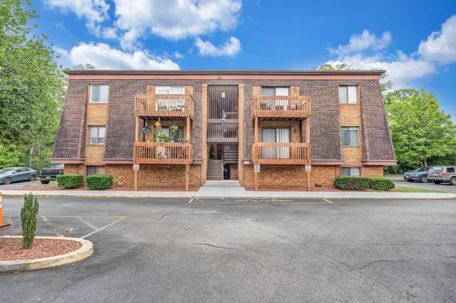 a view of a house with backyard and plants