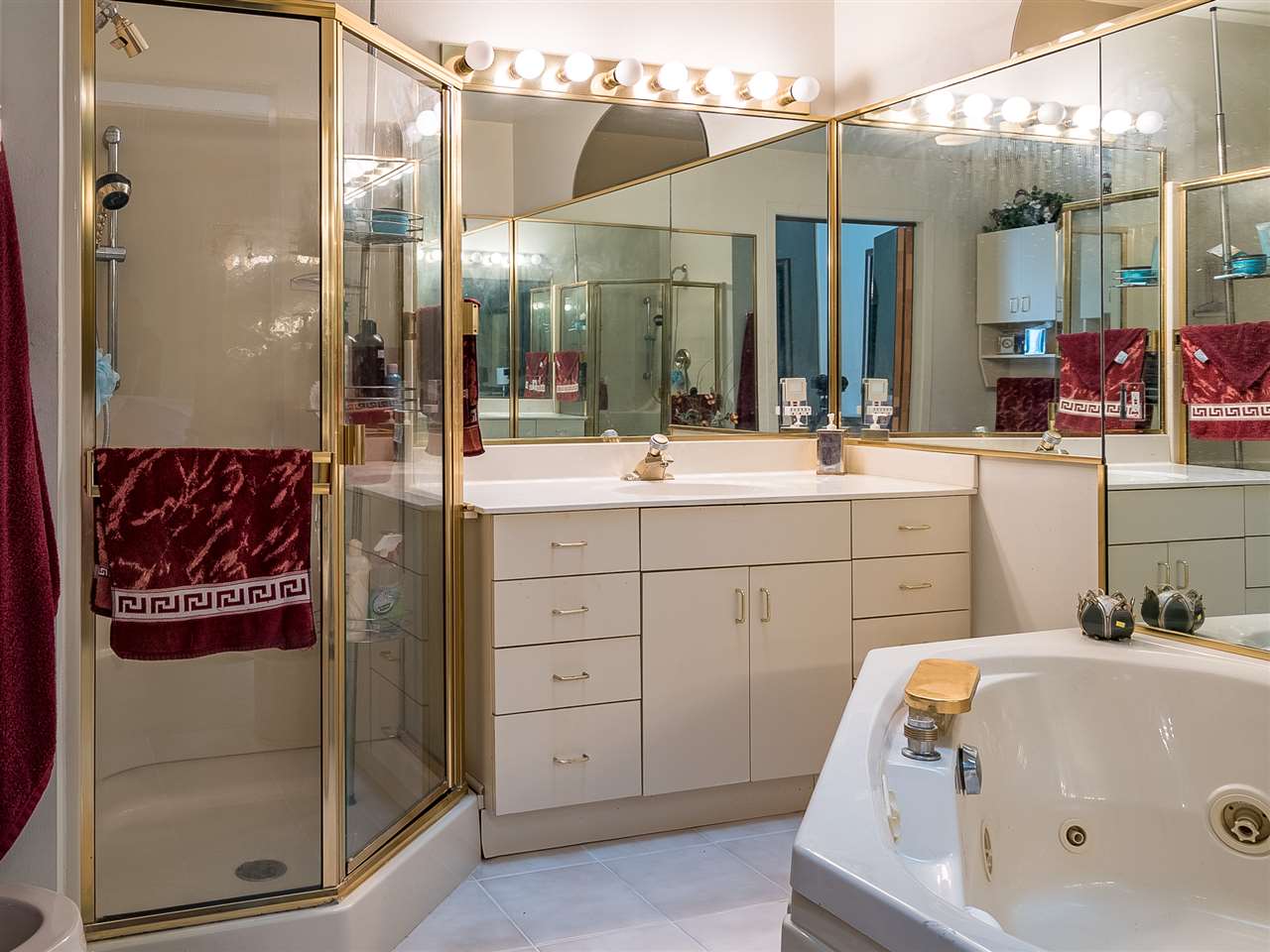 516 Baintree Road Davis, IL 61019 - Photo 20 of 25 a bathroom with a tub a sink shower and mirror