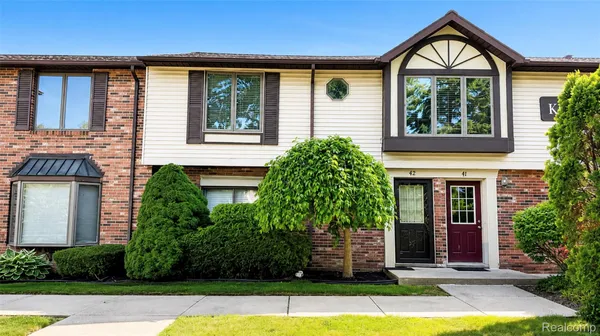 $2,100 | 2232 London Bridge Drive, Unit 42, Rochester, MI 48307